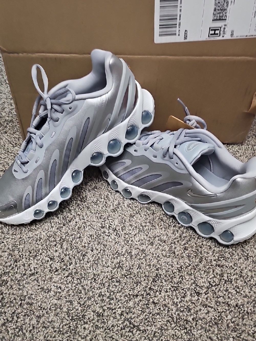 NWT Nike Women's Air MAX DN8 Gray/silver/white